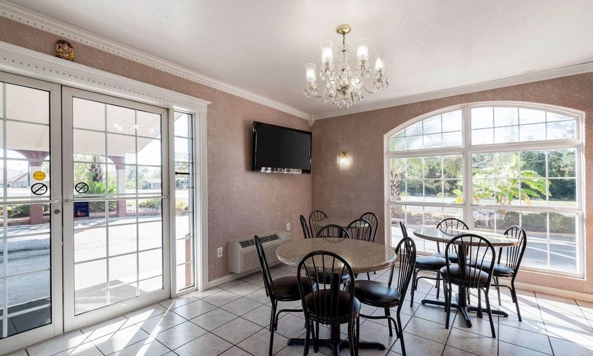 Jasper Hotel | Econo Lodge Jasper