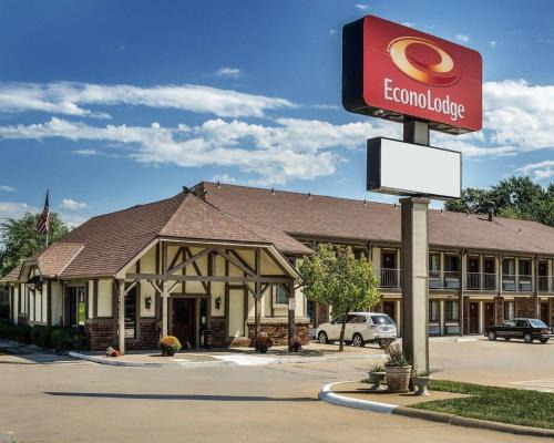 Sunset Hills Cabin | Econo Lodge Lawrence near University