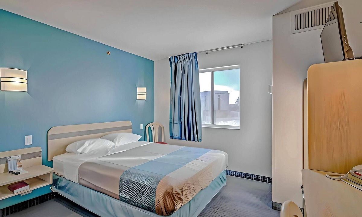 Menomonie Hotel | Econo Lodge Menomonie
