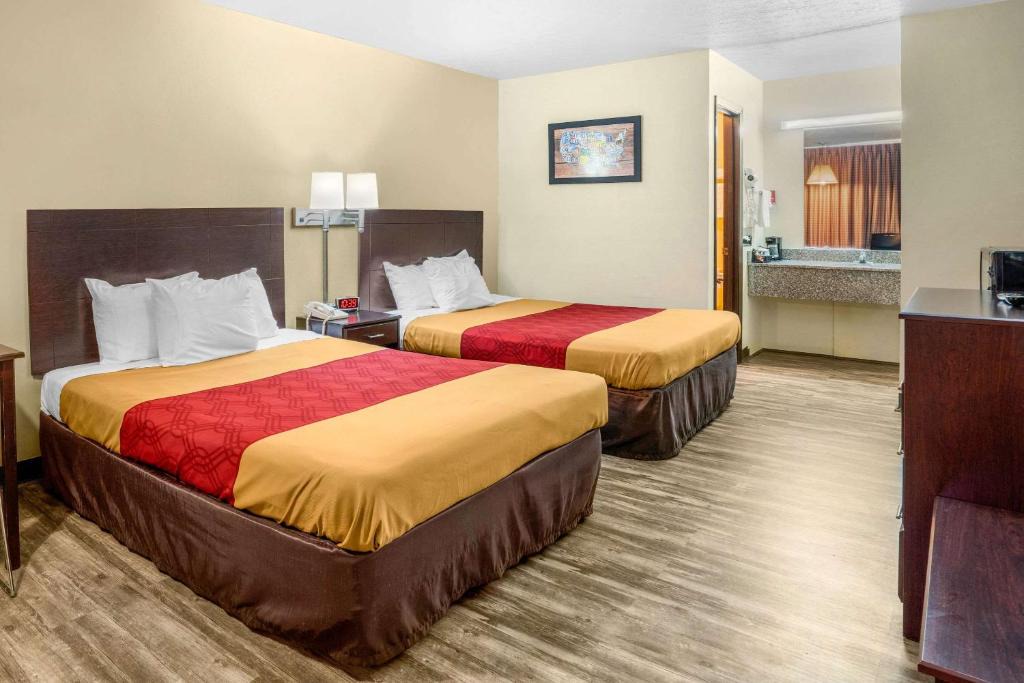 Rolla Cabin | Econo Lodge near Missouri University of Science and Technology