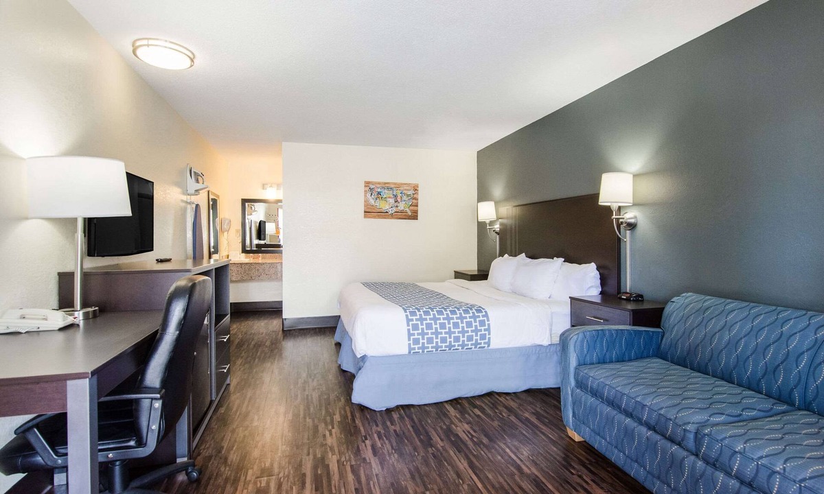 Bristol Hotel | Econo Lodge Near Motor Speedway