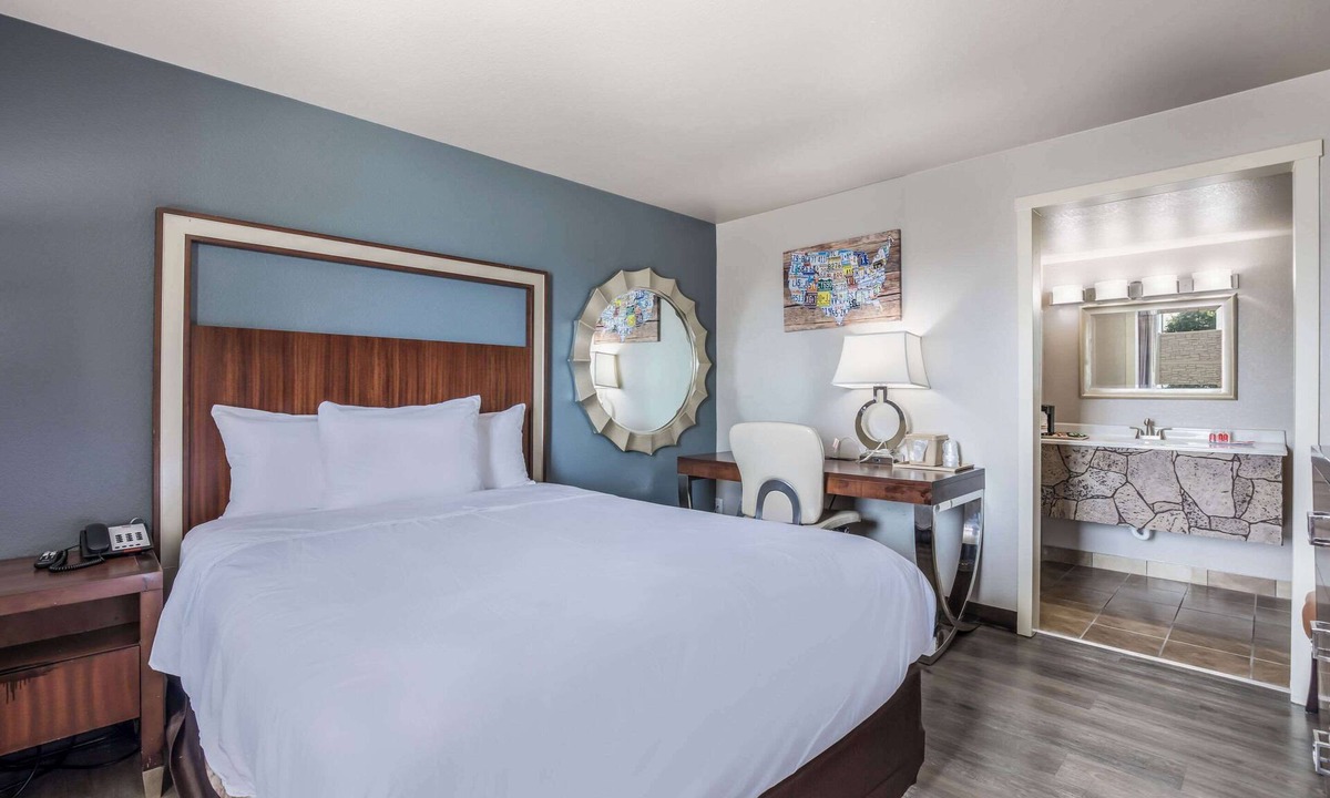 Neenah Hotel | Econo Lodge Neenah