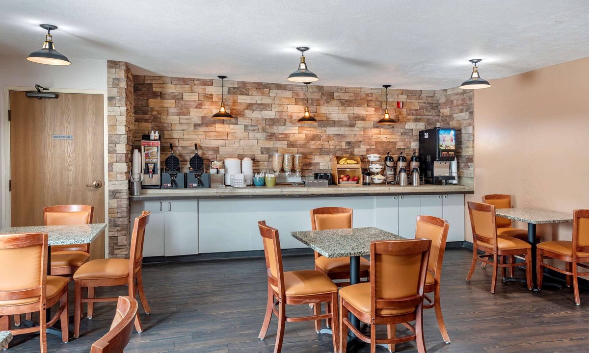 Briargate Hotel | Econo Lodge North Academy