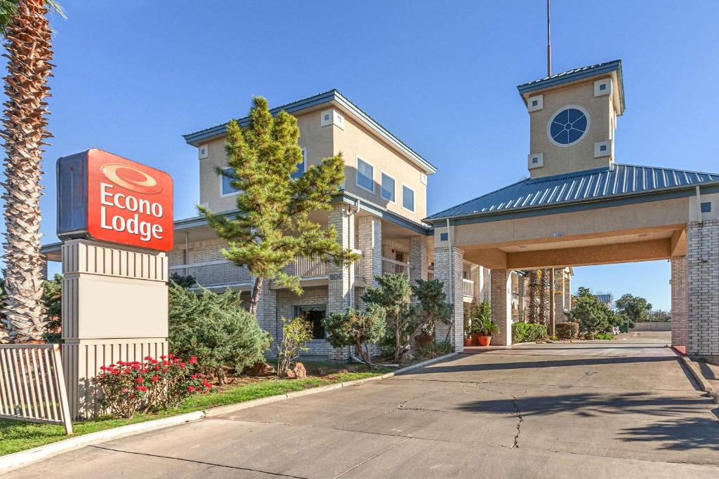 Harlandale Cabin | Econo Lodge San Antonio South