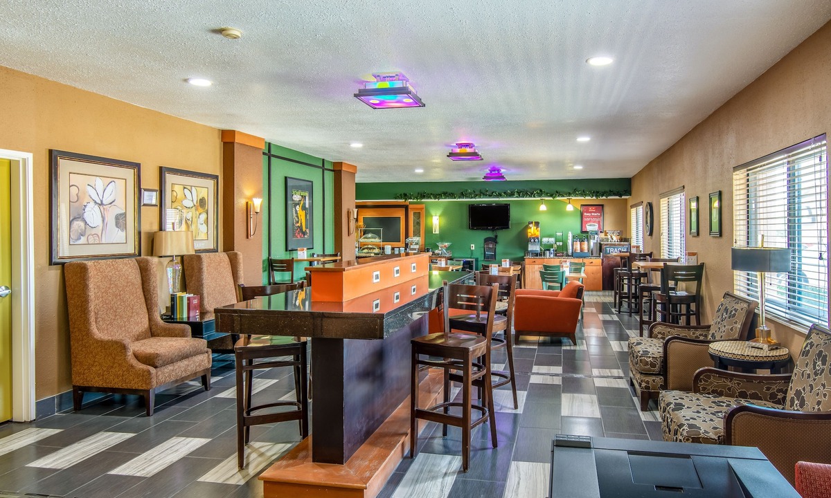 Southwest Topeka Hotel | Econo Lodge Topeka at Wanamaker