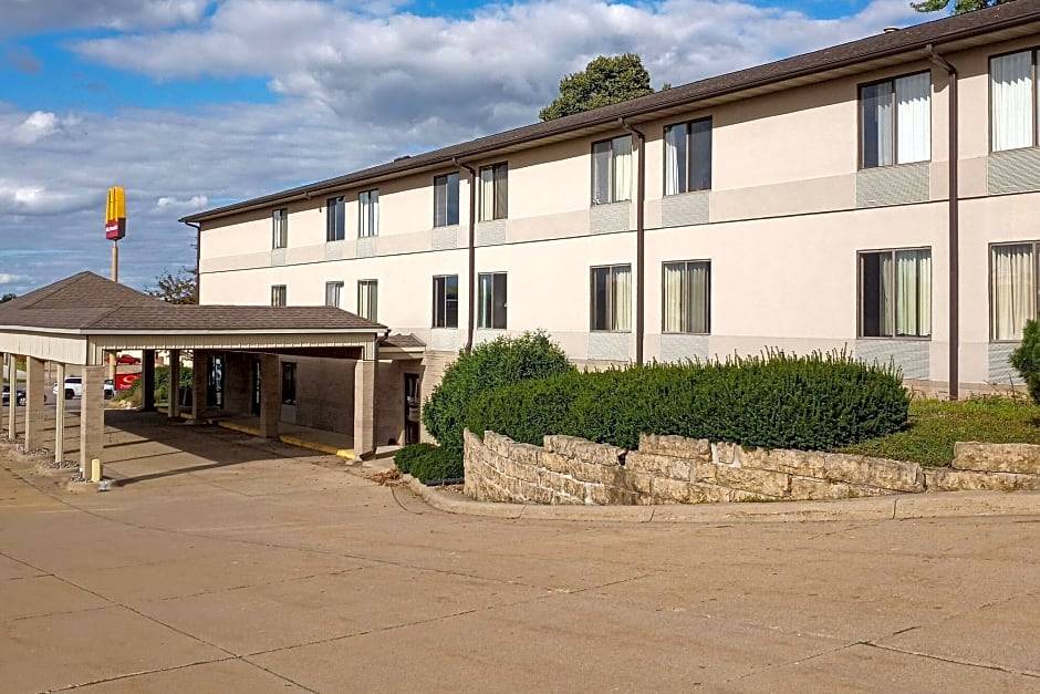 Maquoketa Hotel | Econo Lodge