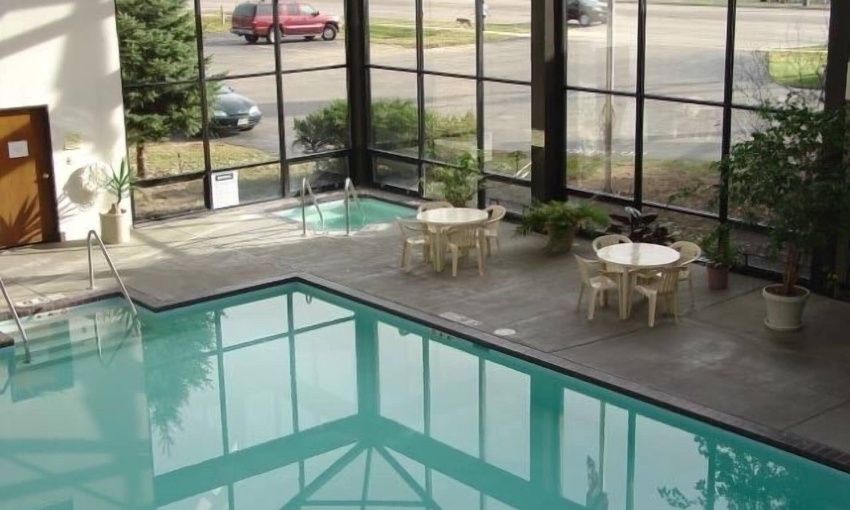 Waupaca Hotel | Econo Lodge