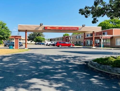 Waite Park Cabin | Econo Lodge Waite Park - St Cloud