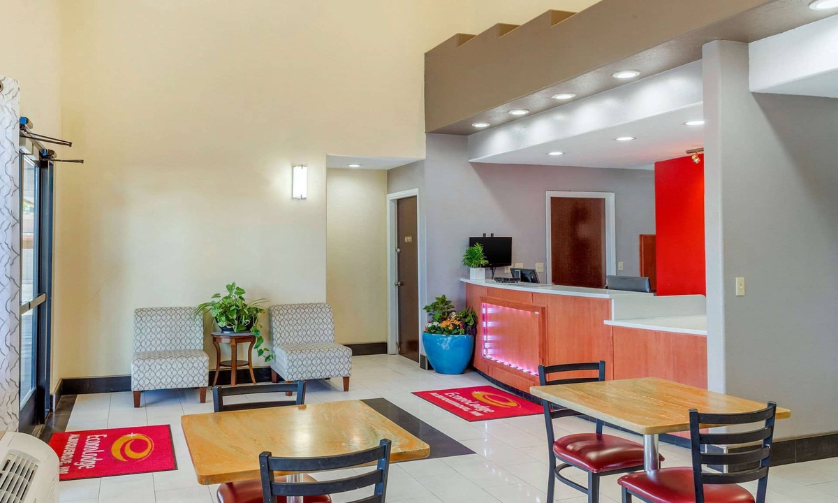 Northwest Heights Hotel | Econo Lodge West - Coors Blvd