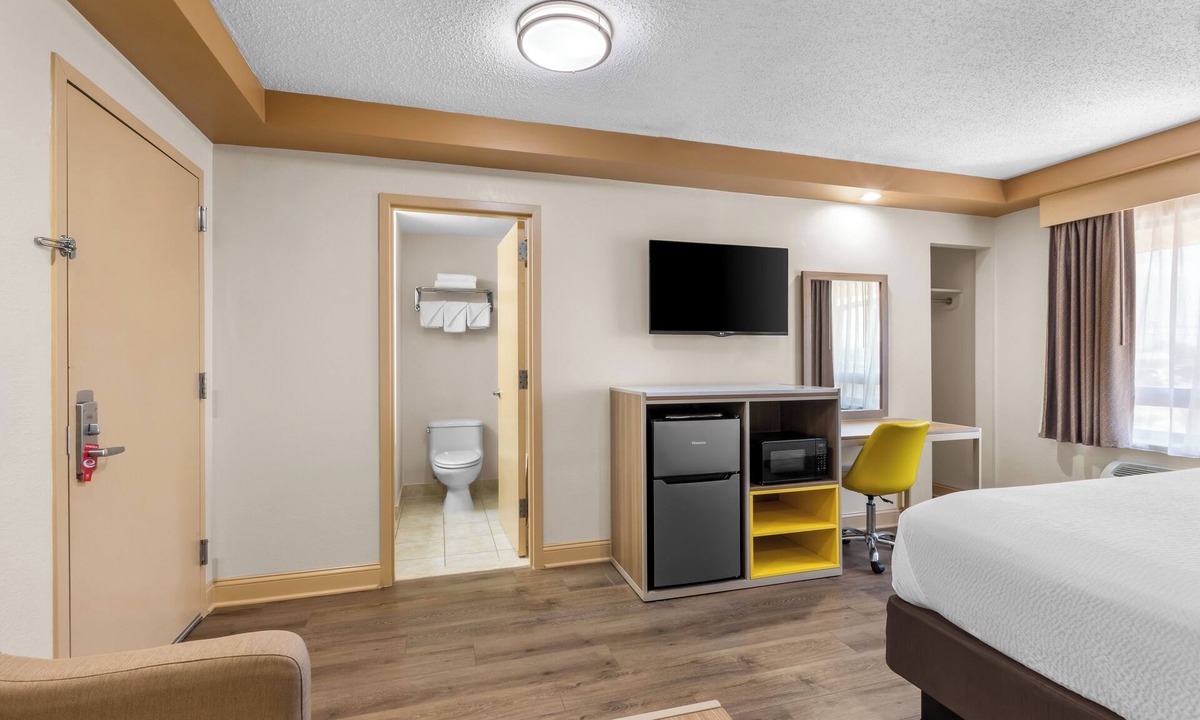 Iselin Hotel | Econo Lodge Woodbridge