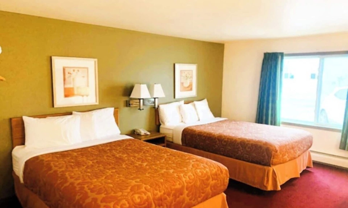 Staples Hotel | EconoLux Inn