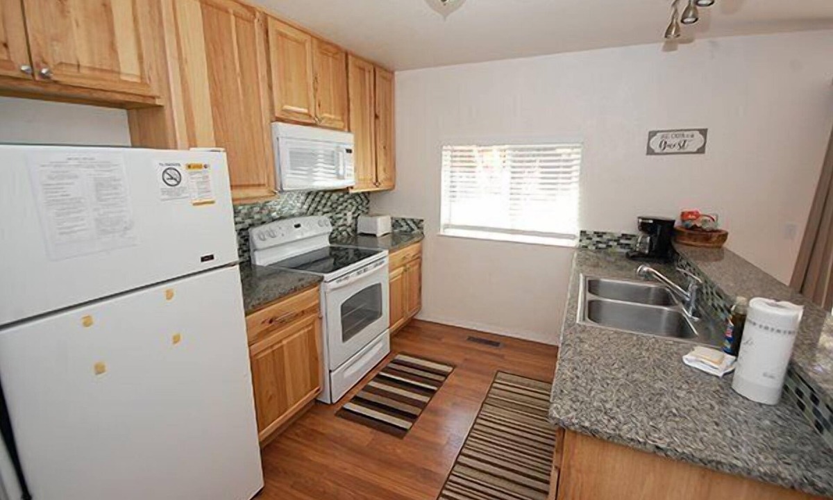 South Lake Tahoe Cabin | Economical Ski Home Blocks to Heavenly- Hot Tub!