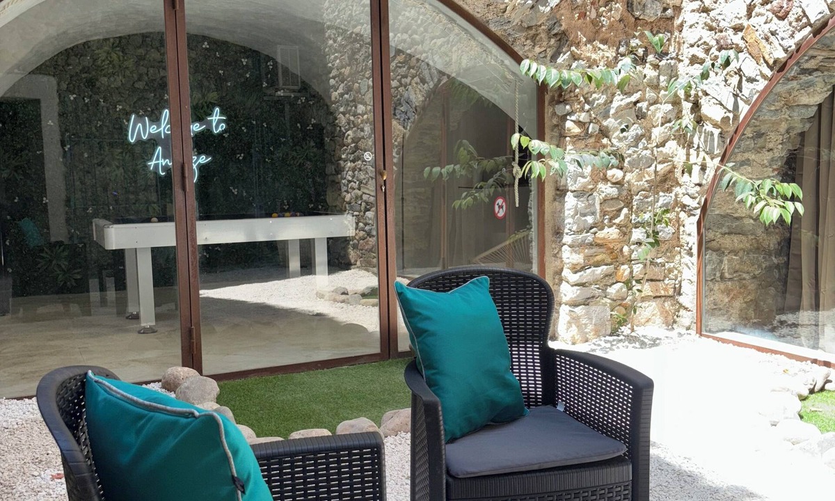 Anduze Apartment | Écrin Caché suite with pool table and island bath