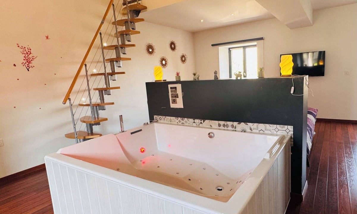 Saint-Victor-de-Morestel House | Ecrin de bien-être ~ Balneo ~ King-Size bed ~ Terrace