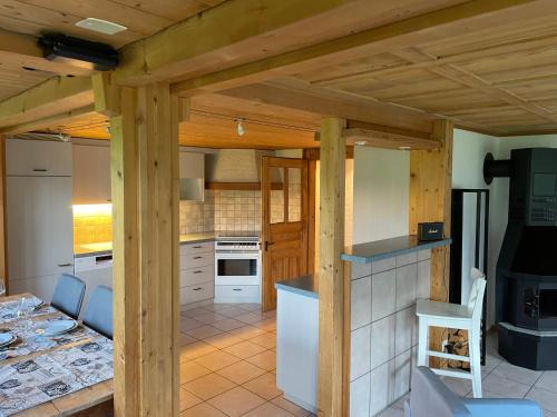 Frutigen Apartment | Edelweiss 4 Zi Ferienwohnung in Landhaus