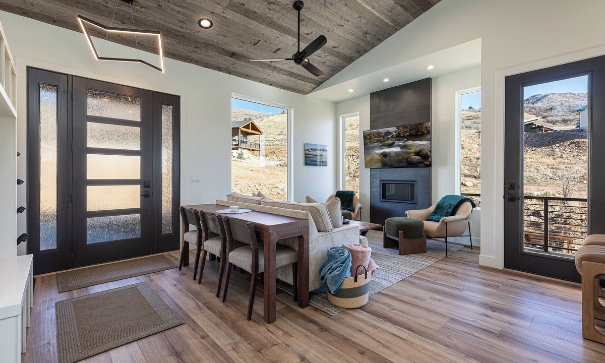 Eden Cabin | Eden Lookout: Hot tub, Views and King Beds!