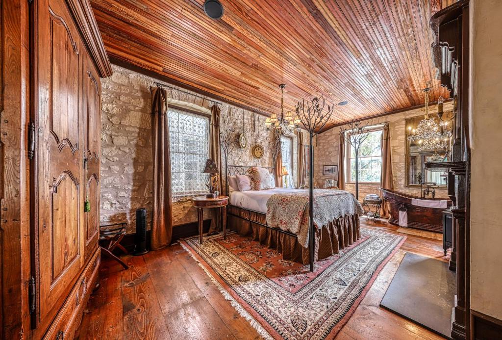 Fredericksburg House | Eden's Gate