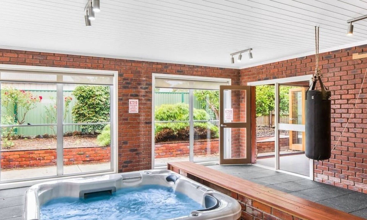 Clifton Springs House | Edgewater Beachfront with Spa and Woodfire Oven