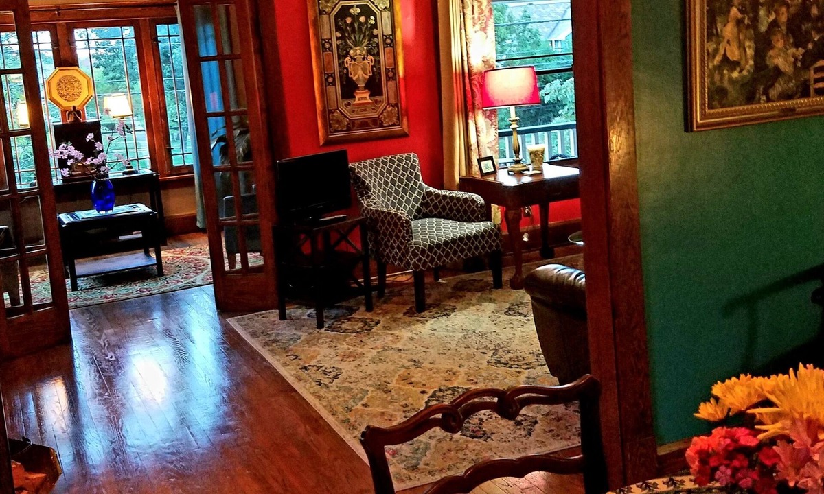 Edgewater House | Edgewater Boho Chic. Artsy second floor apartment. Not suitable for children.