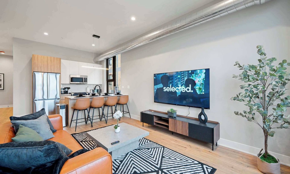 Edgewater Beach Apartment | Edgewater Gem by the Lake! 2BR with Parking & Gym