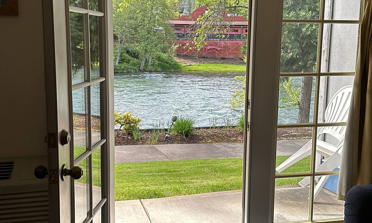 Shady Cove Hotel | Edgewater Inn Shady Cove