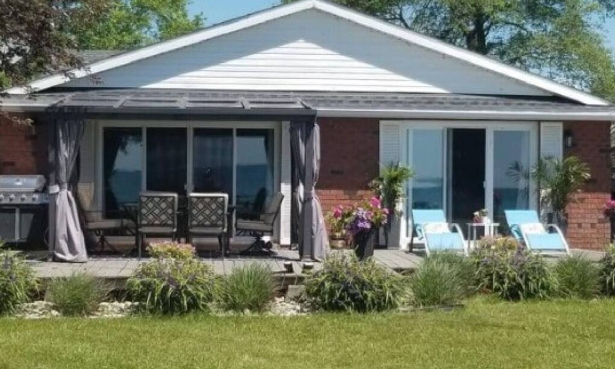 Dunnville House | Edgewater Retreat by Erie