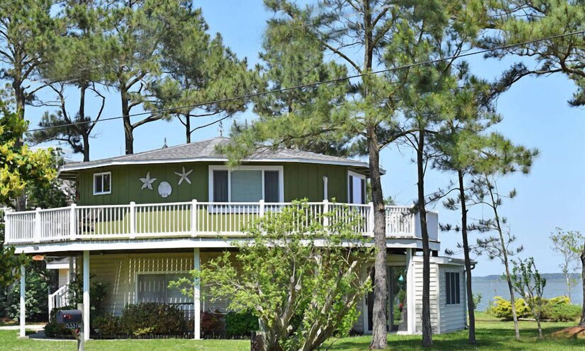 Deep Hole House | Edgewater- Waterfront on Oyster Bay.