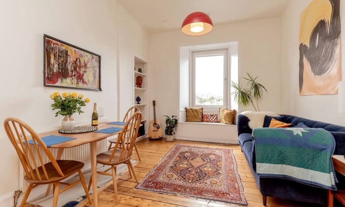 Bonnington Apartment | Edinburgh Castle Views! Stylish 2BD Flat, Sleeps 4
