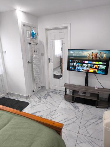 Reading House | Edlin Guest House