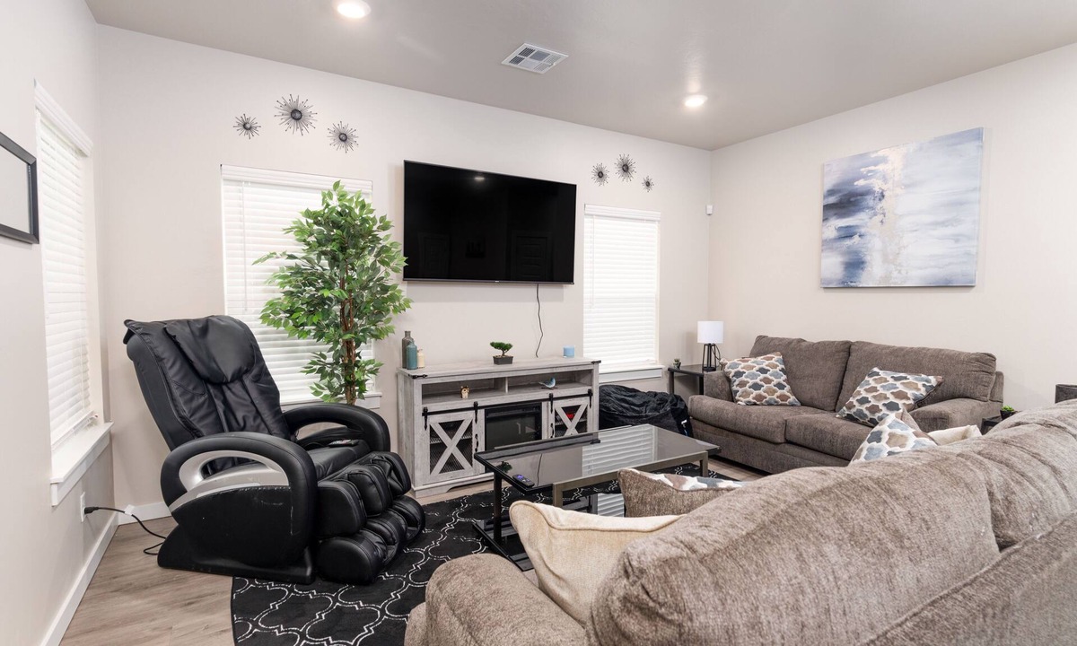 Edmond House | Edmond Oasis: Luxury Retreat w/Massage Chair and Mortal Combat Arcade