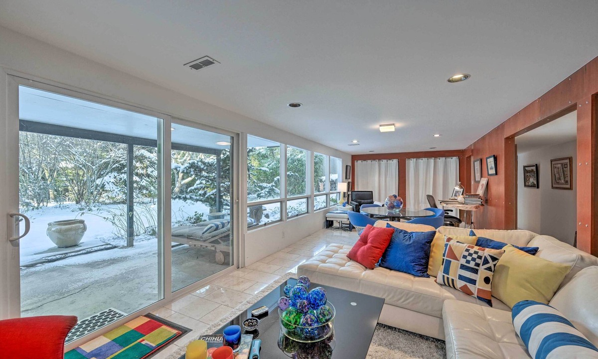 Edmonds House | Edmonds Apartment with Private Wine Cellar!