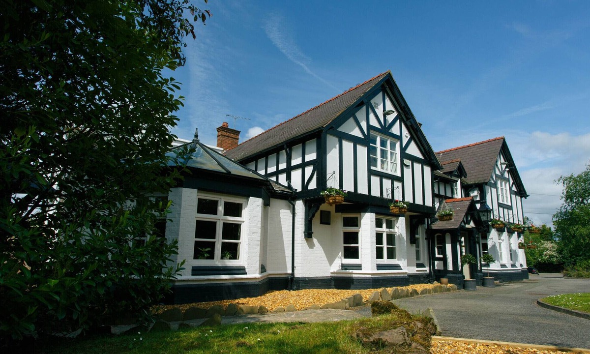 Broxton Bed & Breakfast | Egerton Arms