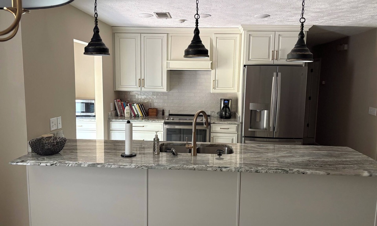 Starkville House | Egg Bowl ready and all the kitchen gadgets for preparing your Thanksgiving meal.