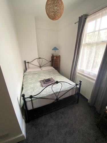 Runnymede Apartment | EGHAM LOVELY STUDIO SELF CONTAINED 2 mins station