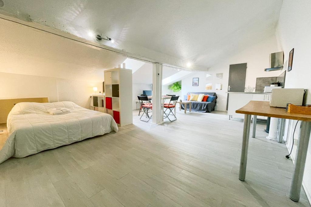 Quartier Hyper-Centre Apartment | #EH Le Rousseau