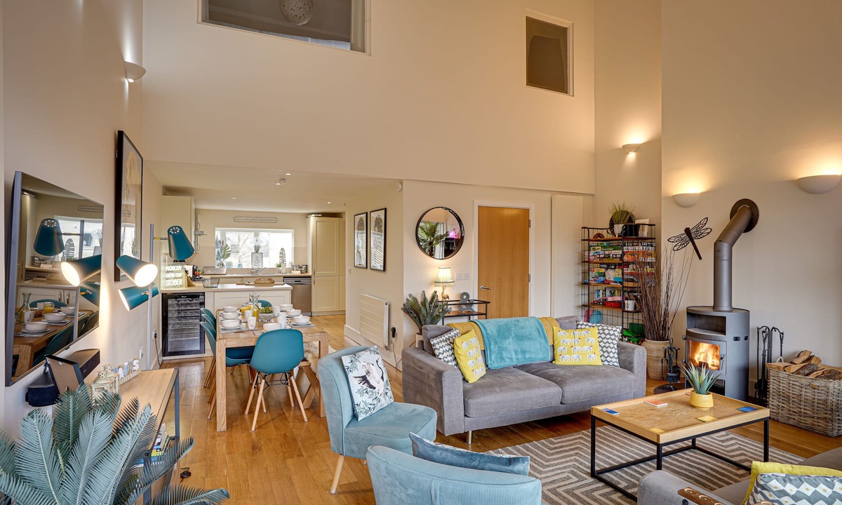Cirencester House | Eider Cottage: Lakeside Escape with Spa Access