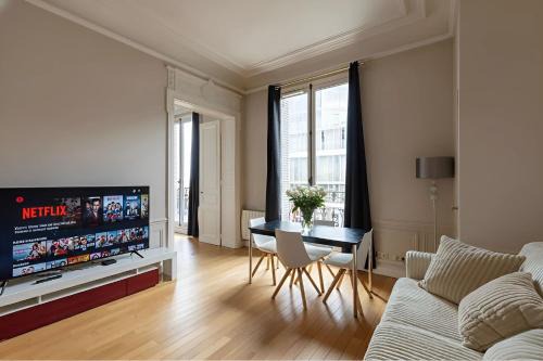 Porte-Dauphine Apartment | Eiffel View - Elegant 1BR - Terrace