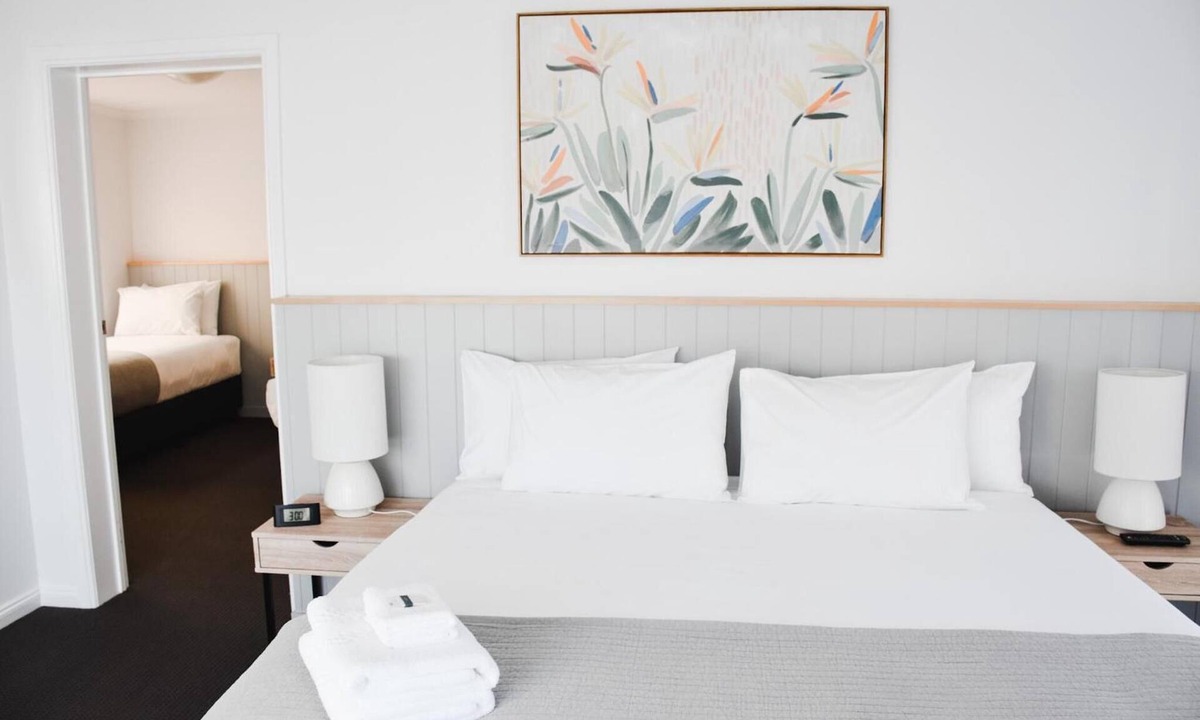 Warrnambool Hotel | Eight Spence