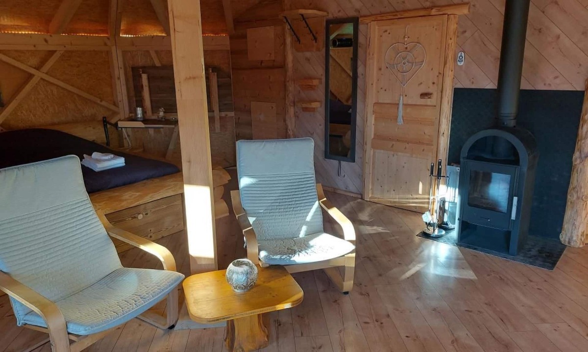 Sundlauenen House | Einzigartige Holzhütte mit Bergpanorama by Interhome
