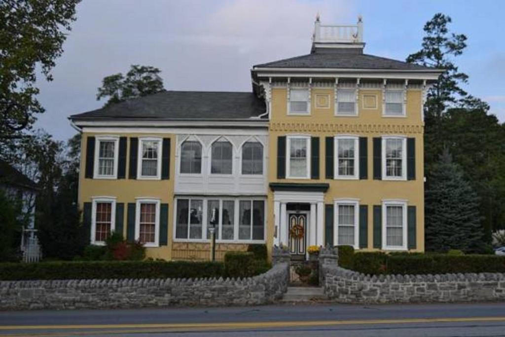 Neffsville Bed & Breakfast | EJ Bowman House Bed & Breakfast