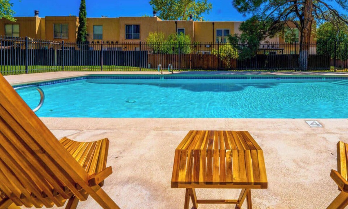 Northeast Heights House | El Altos - An Irvie Home with Summer Pool