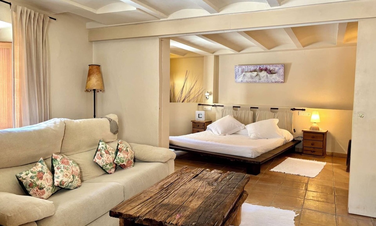 Ullastret Apartment | EL FORT DúLLASTRET. Apartment 1. Studio with King Size bed.