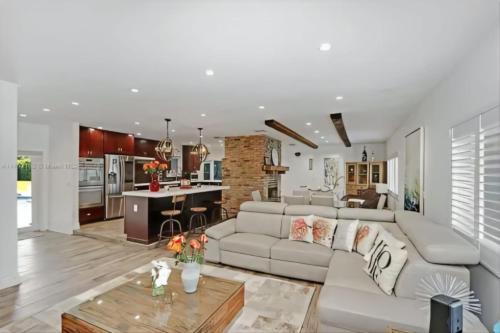 Ludlam Villa | El Laguito