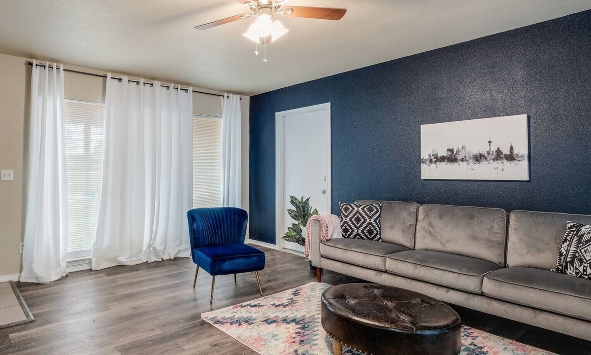 North San Antonio - SAT House | El Monte - 20% OFF Entire 4BR Home in Great Location w/Backyard - Fast WiFi
