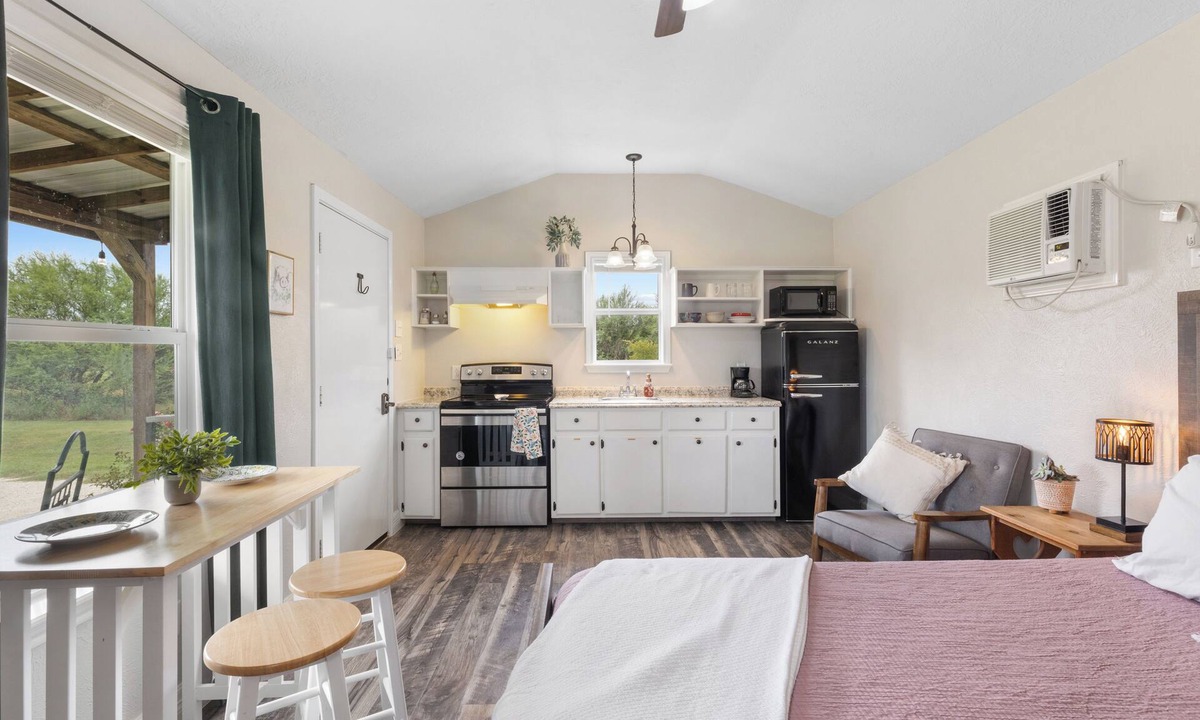 Prairie Lea Apartment | El Olivo - Peaceful Tiny Home + Goats