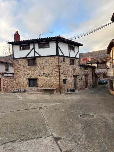 Valganon House | EL REFUGIO DE VALGAÑON Casa de Piedra con chimenea junto a Ezcaray