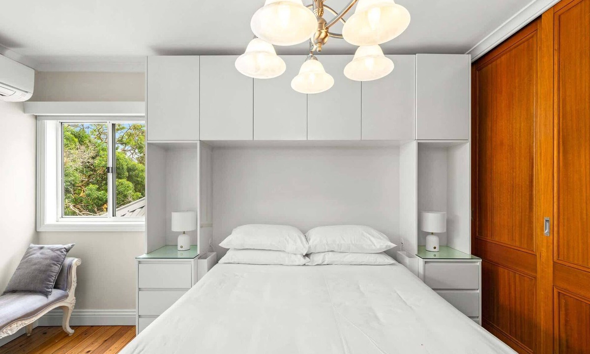 Balmain House | Elegant 1-Bed with Study by Balmain Wharf