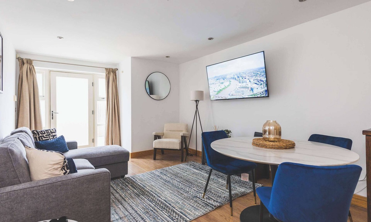 St. Margarets and North Twickenham Apartment | Elegant 1BDR Flat with Private Patio