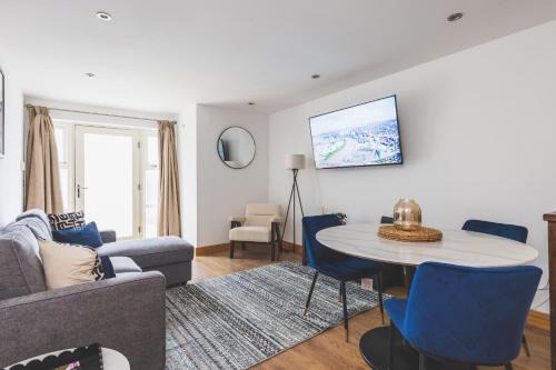 St. Margarets and North Twickenham Apartment | Elegant 1BDR Flat with Private Patio