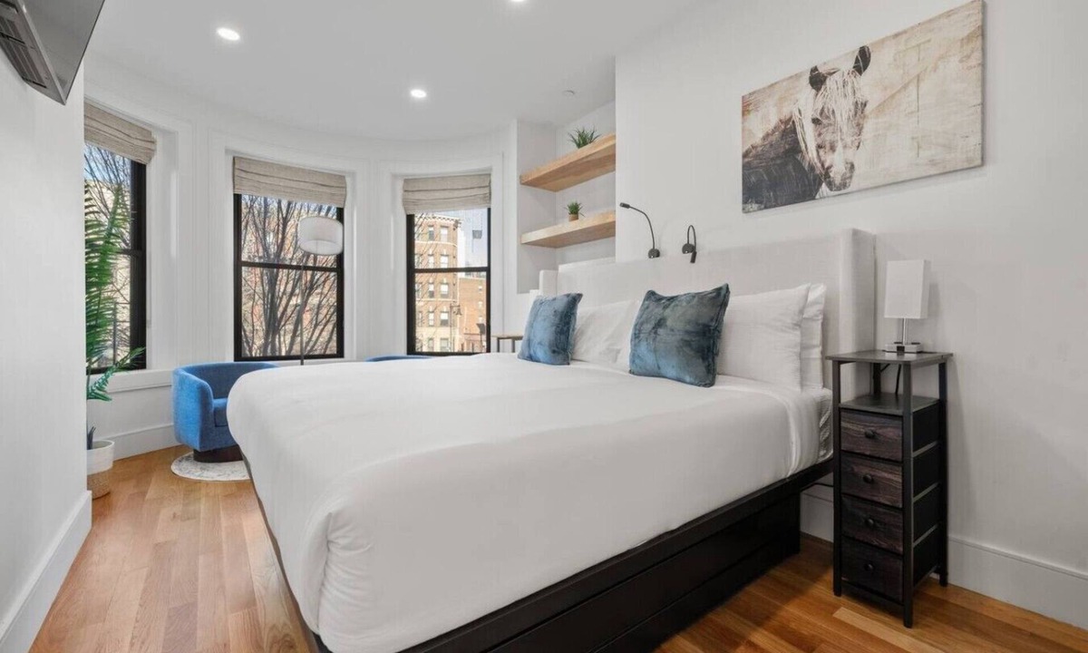 Fenway–Kenmore Apartment | Elegant 1BR Plus: City Views + King and pull out Queen| Suite 5
